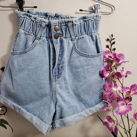 Forever 21 Pants - 💐 2/$35 Forever 21 Contemporary Denim Short
